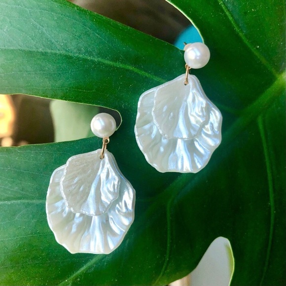 3/$30 SHELL Shaped Faux Pearl Iridescent Dangle Earrings - Picture 5 of 10